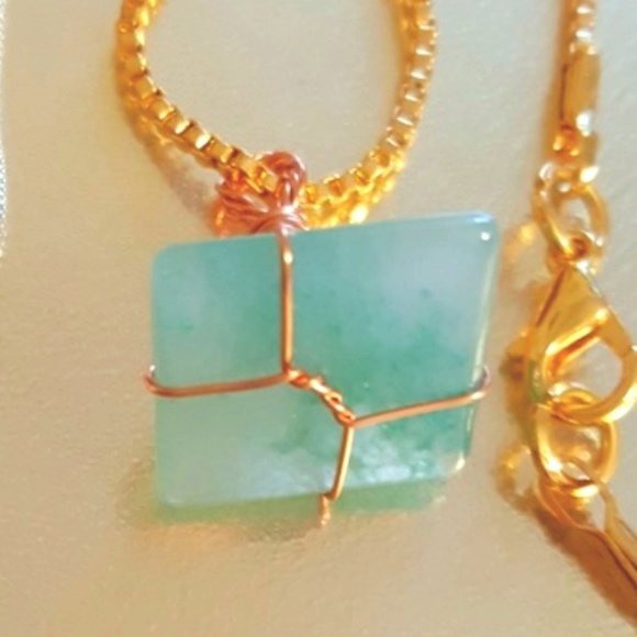 NWOT 18" gold tone chain green stone pyramid - Picture 2 of 4